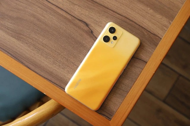 Mặt sau của realme Q5