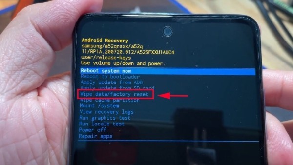 Di chuyển đến “Wipe data/factory reset”