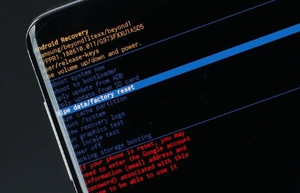 Chọn “Wipe data/factory reset”
