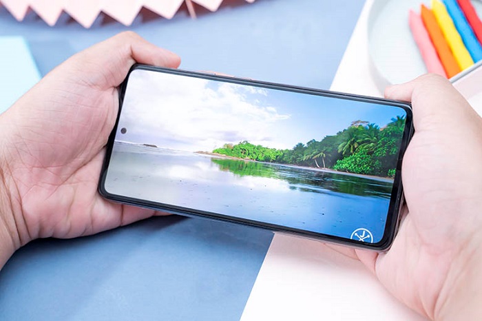 Màn hình AMOLED được trang bị cho cả điện thoại Samsung và OPPO