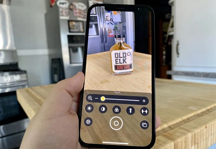 Tính năng Kính lúp cho phép iPhone tăng cường khả năng thu phóng trên máy ảnh