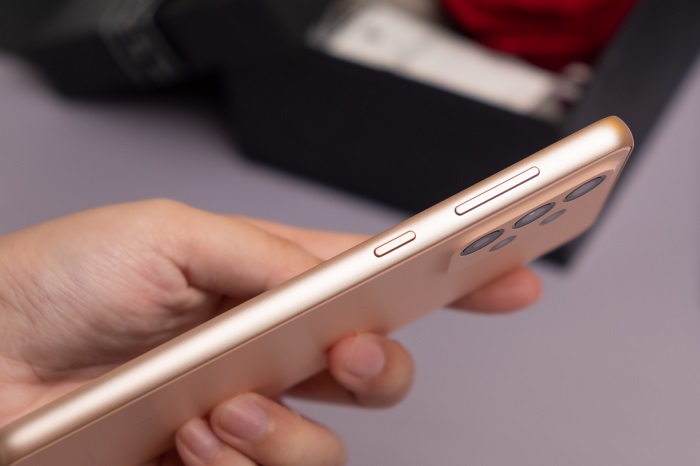 Cạnh phải là nút nguồn và tăng giảm âm lượng