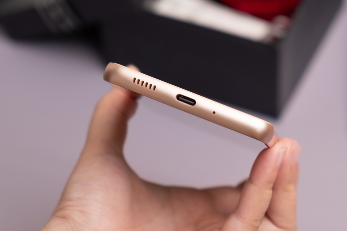 Cạnh dưới là nơi chứa micro, cổng USB Type-C, loa ngoài