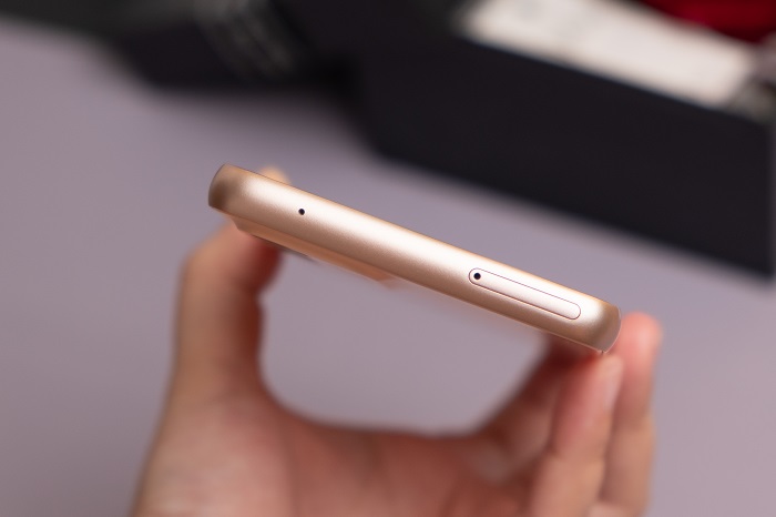 Cạnh trên là micro và khay chứa SIM
