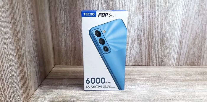 Hộp đựng của Tecno POP 5 Pro được làm khá cứng cáp với tông màu xanh, trắng