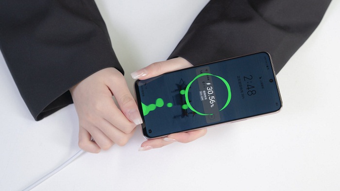 Máy còn được trang bị viên pin dung lượng 4000mAh và hỗ trợ sạc nhanh 40W