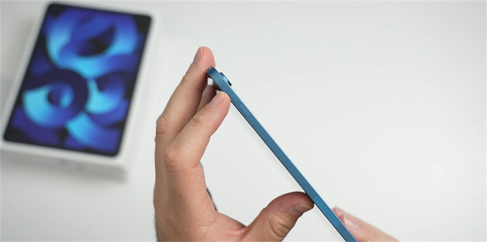 Cạnh phải là nút tuỳ chỉnh âm lượng