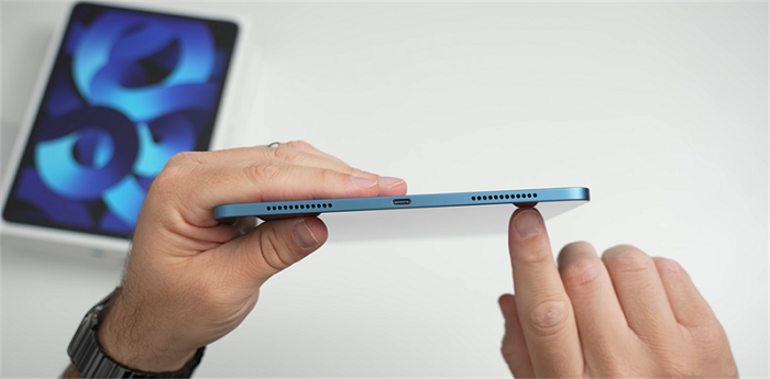 Cạnh dưới là cổng USB-C đã được cải tiến lên chuẩn USB-C 3.1 Gen 2