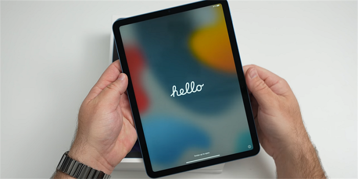 Các cạnh trên màn hình có độ dày nhất định giúp không bị bấm nhầm vào khu vực cảm ứng