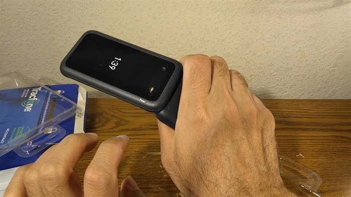 Mặt trước của Nokia 2760 Flip 4G là một màn hình hiển thị giờ