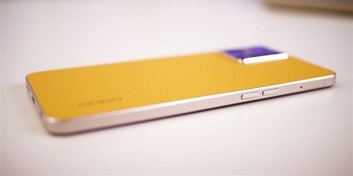 Cạnh trái là cụm phím tăng giảm âm lượng và khe SIM