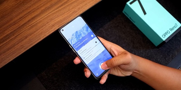 Máy vẫn được trang bị tần số quét 90 Hz và tấm nền AMOLED