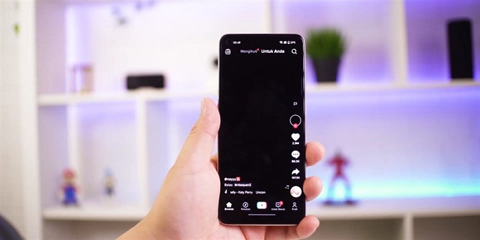 Máy sở hữu viên pin 4.500 mAh cùng sạc nhanh SuperVOOC 33W