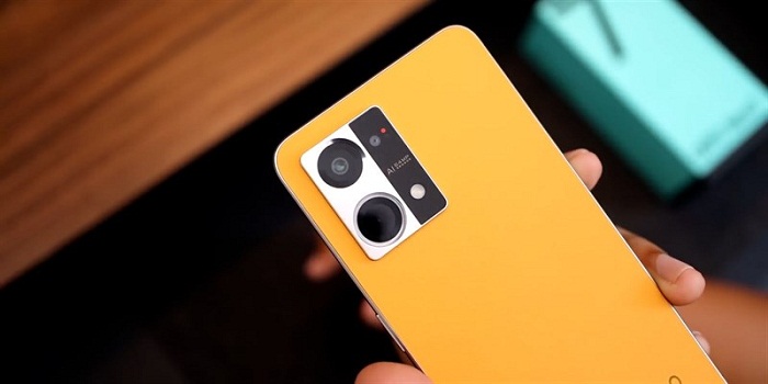 Hai màu sắc hai màu đen và cam kết hợp mang lại sức hút riêng