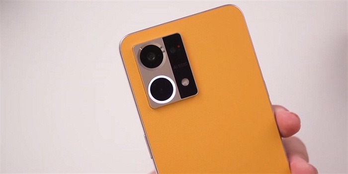 Máy chỉ có một viền sáng ở camera chính để có thể phân biệt với những thành viên khác