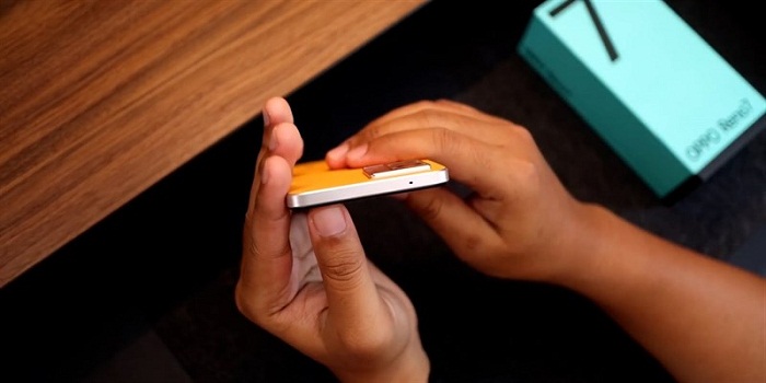 Cạnh trên là mic phụ