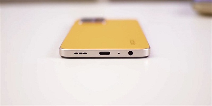 Cạnh đáy là loa ngoài, cổng sạc USB-TypeC, mic thoại và jack 3.5 mm