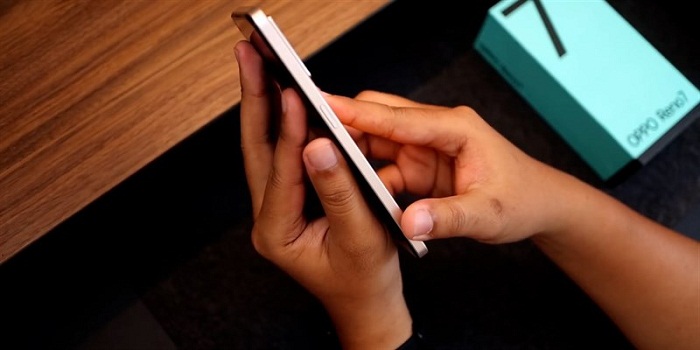 Cạnh phải chỉ có phím nguồn