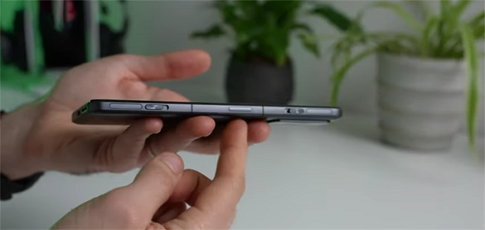 Cạnh phải chứa nút nguồn hai phím trigger