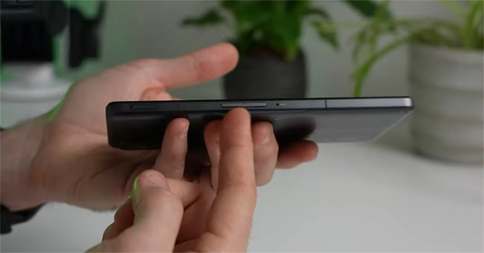 Cạnh trái chứa phím tăng giảm âm lượng và khe cắm SIM