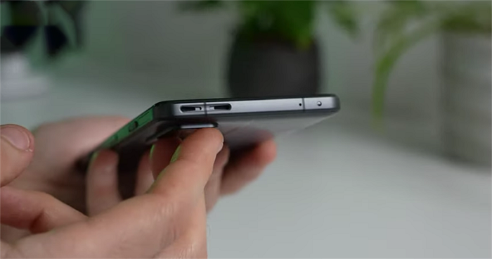 Cạnh trên chứa mic phụ và dải loa