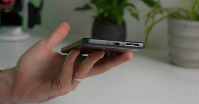 Cạnh dưới là cổng sạc USB-C kèm dải loa