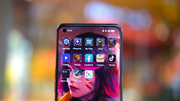 Camera selfie 16MP được đặt trong lỗ đục nhỏ trên màn hình