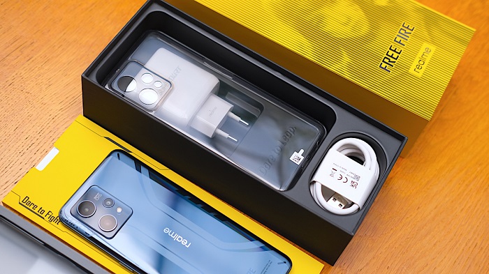 Các phụ kiện đi kèm máy gồm: củ sạc, dây cáp sạc USB-C, que chọc sim hình thanh gươm rất đặc biệt và ốp lưng silicon. Ngoài ra còn có nhiều sticker đi kèm