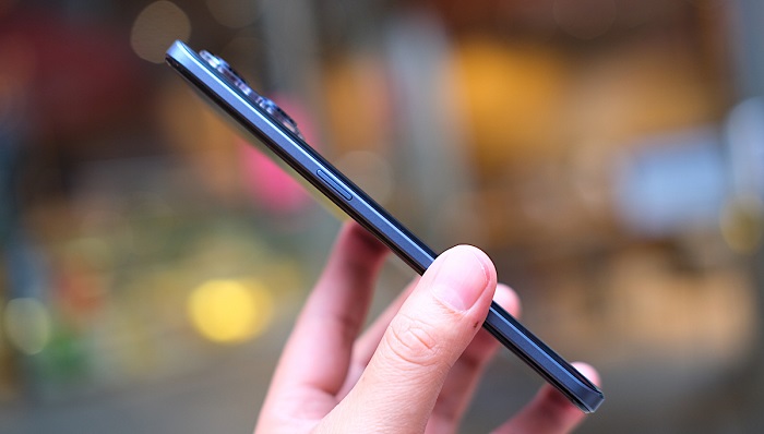 Cạnh phải của máy