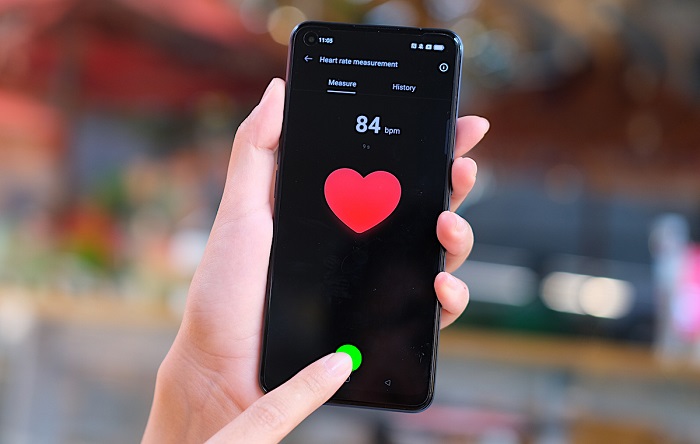 Màn hình được tích hợp cảm biến vân tay quang học kiêm cảm biến đo nhịp tim