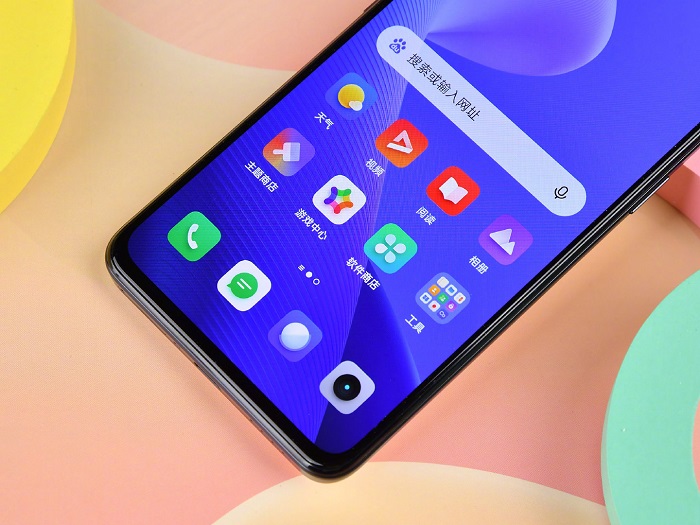 Phần cằm hơi dày so với cạnh viền 2 bên