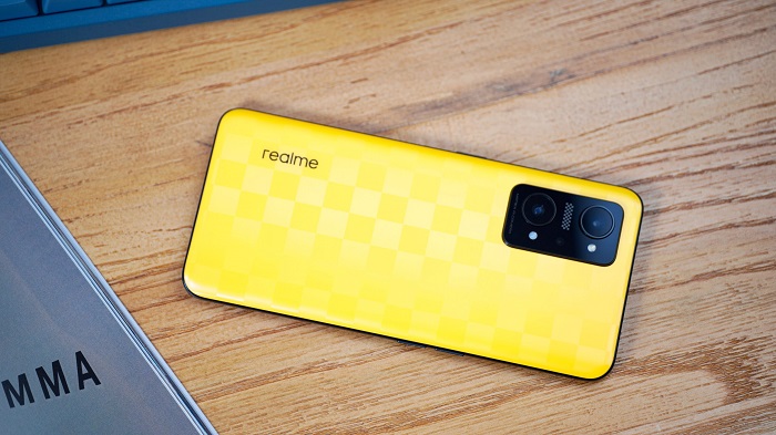 Logo realme được bố trí đối diện cụm camera
