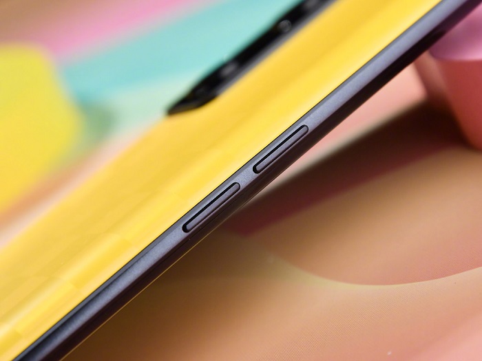 Cạnh trái được bố trí nút điều chỉnh âm lượn