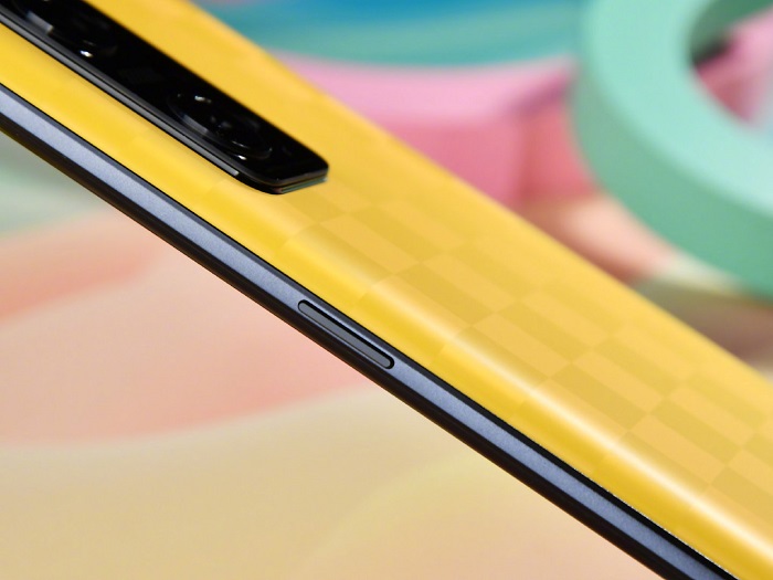 Cạnh phải được bố trí nút nguồn