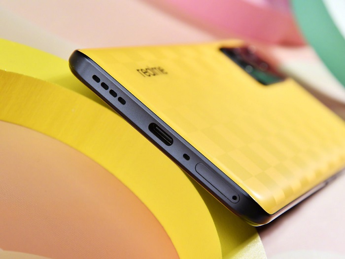 Cạnh đáy được bố trí loa ngoài, cổng sạc, micro và khay cắm sim