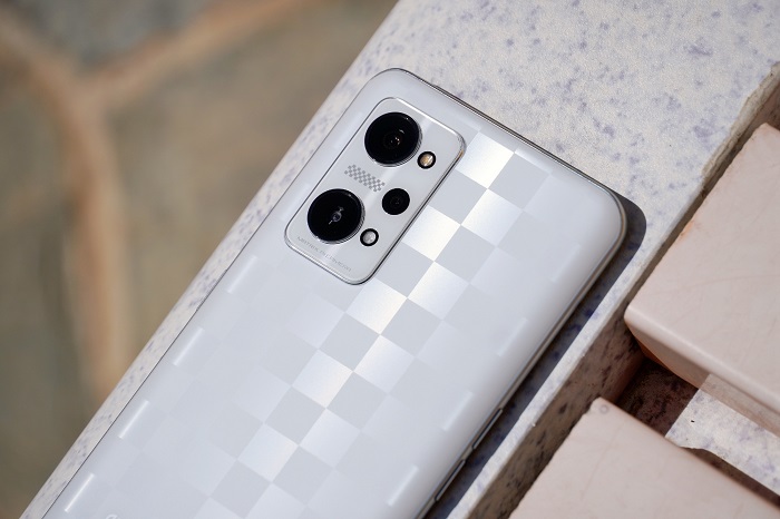 Trên tay realme Q5 Pro