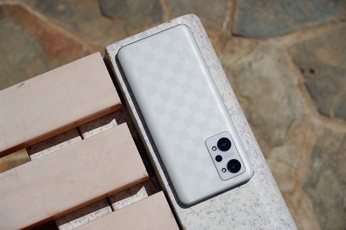 Trên tay realme Q5 Pro