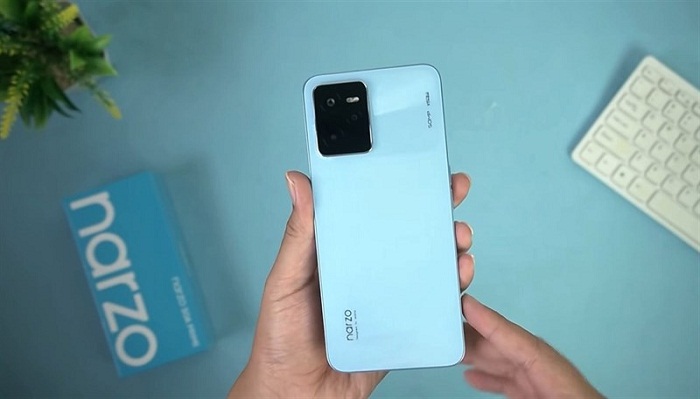 Mặt lưng nổi bật với các ống kính được xếp theo hình ziczac khá lạ mắt