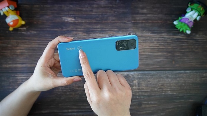 Máy có màu Blue Star cùng logo tượng trưng cho lễ hội Xiaomi Fan Festival khá độc đáo
