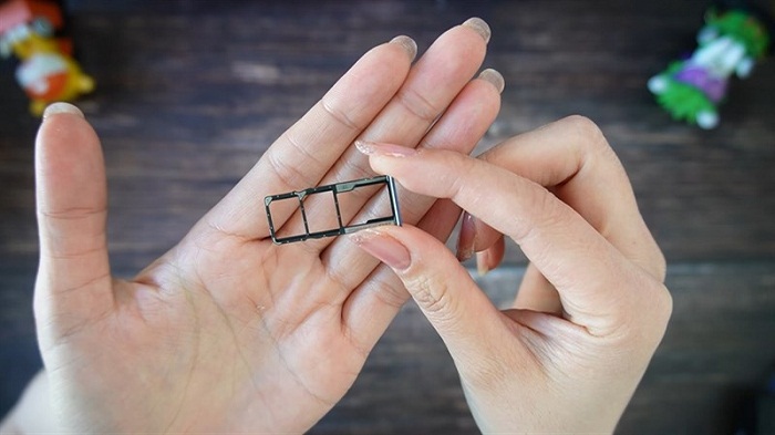Khay chứa SIM và thẻ MicroSD