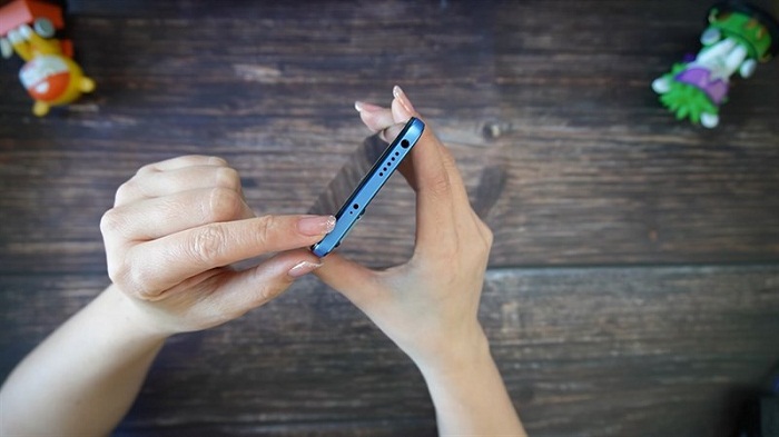 Cạnh trên là cổng cắm tai nghe 3.5 mm, loa ngoài và mắt hồng ngoại