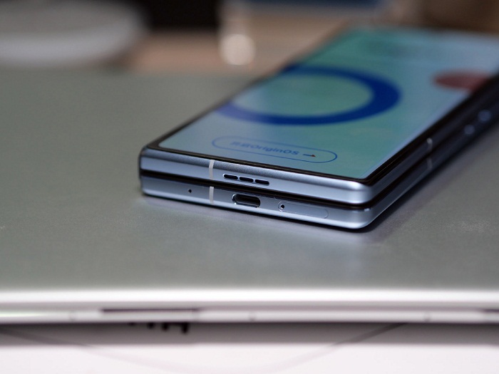 Cạnh dưới của vivo X Fold