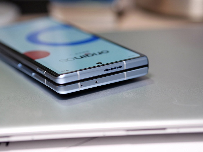 Cạnh trên của vivo X Fold
