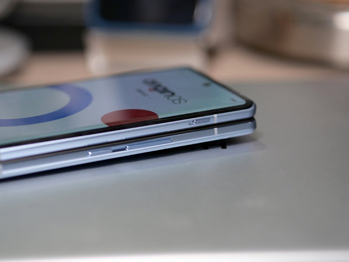 Hai cạnh bên của vivo X Fold