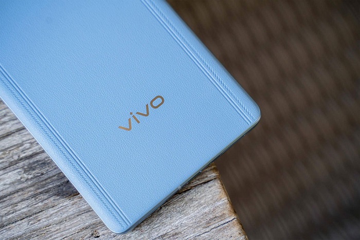 Mặt lưng giả da và logo vivo truyền thống
