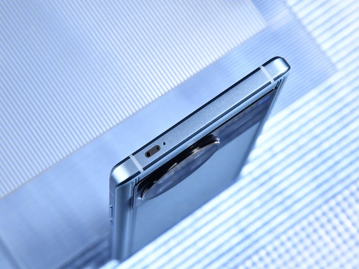 Đỉnh máy có cổng hồng ngoại và micro