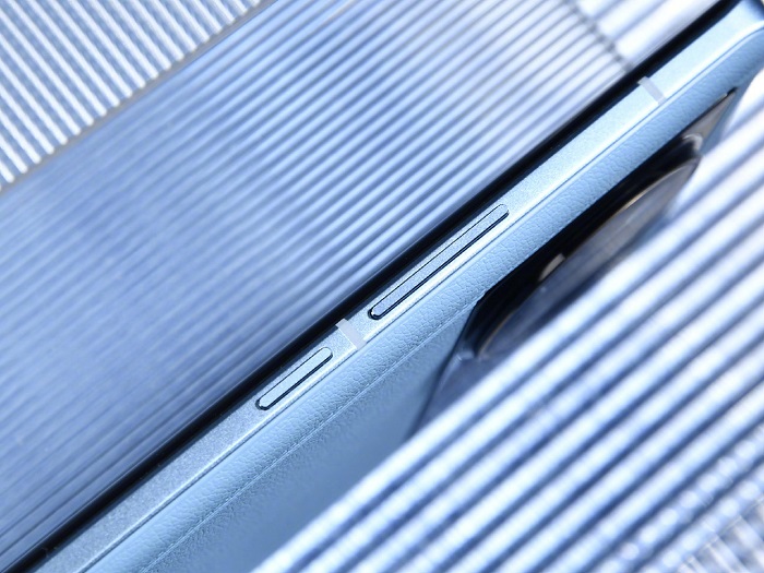 Cạnh phải vivo X Note được bố trí phím nguồn và nút tăng giảm âm lượng