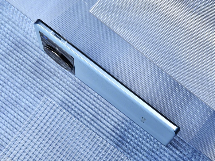 Cạnh trái có 2 dải ăng ten và nút gạt chuyển chế độ