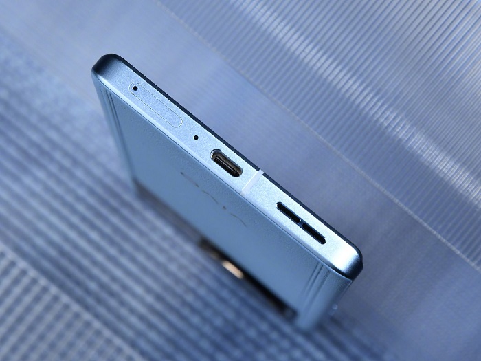 Cạnh đáy gồm loa ngoài, cổng sạc USB-C, mic thoại và khay sim