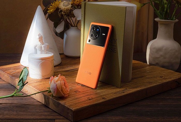 vivo X80 Pro màu cam sử dụng mặt lưng giả da